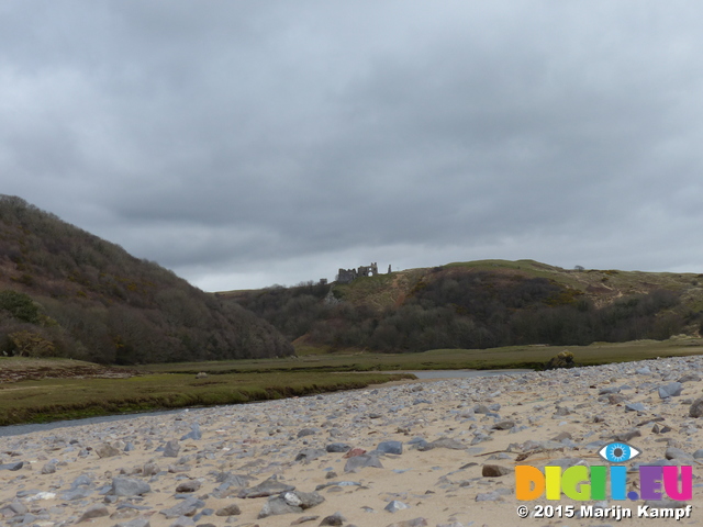 FZ012507 Pennard Castle at Three Cliffs Bay